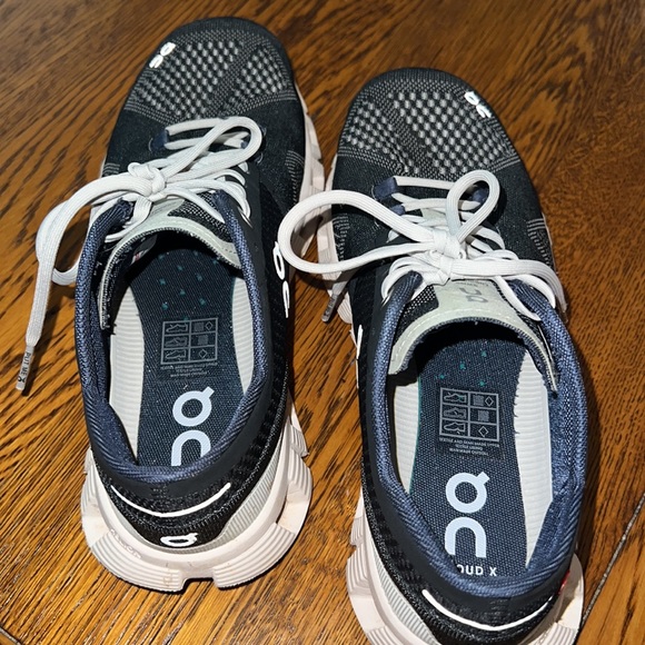 ON Cloud Sneakers - Picture 2 of 7